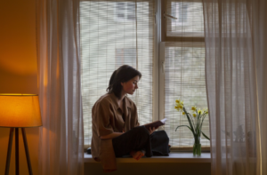 O silêncio é um luxo: design acústico e o papel dos revestimentos no conforto sonoro