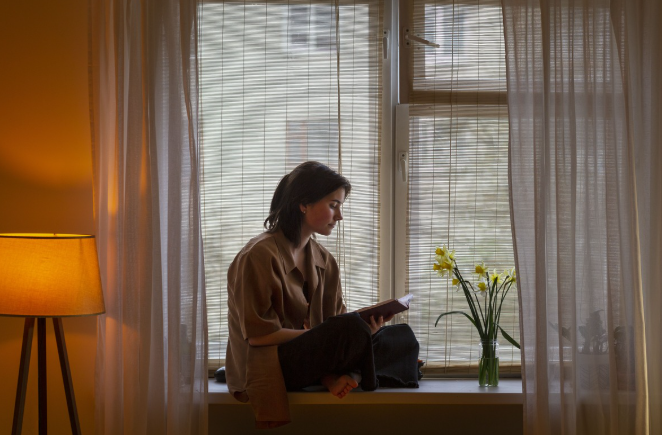 O silêncio é um luxo: design acústico e o papel dos revestimentos no conforto sonoro